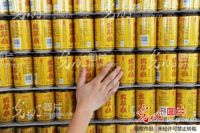 探秘亳州 走進(jìn)王老吉涼茶罐裝飲料的現(xiàn)代化生產(chǎn)流水線(xiàn)